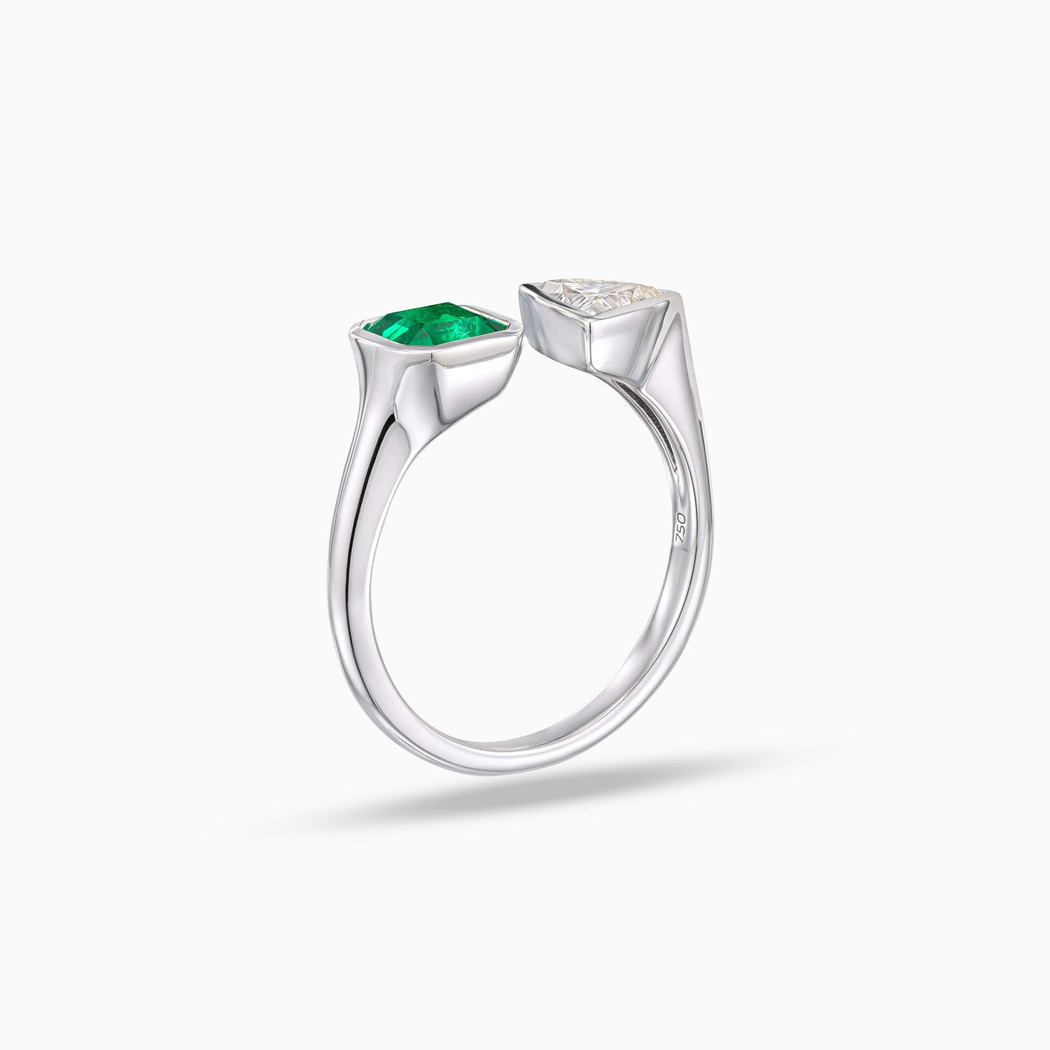 Side view of Toi et Moi ring with square cut emerald and trillion shape diamond in 18K white gold